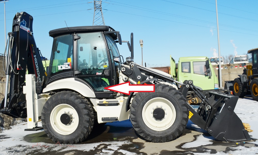 Экскаватор погрузчик HIDROMEK 102S  - Стекло дверное правое нижнее (закаленное) 
2011-
