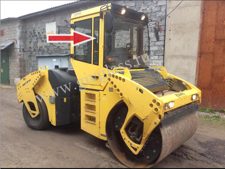 Каток Bomag BW 161 AC - Стекло дверное правое (малое, ближе к лобовому) (закаленное)