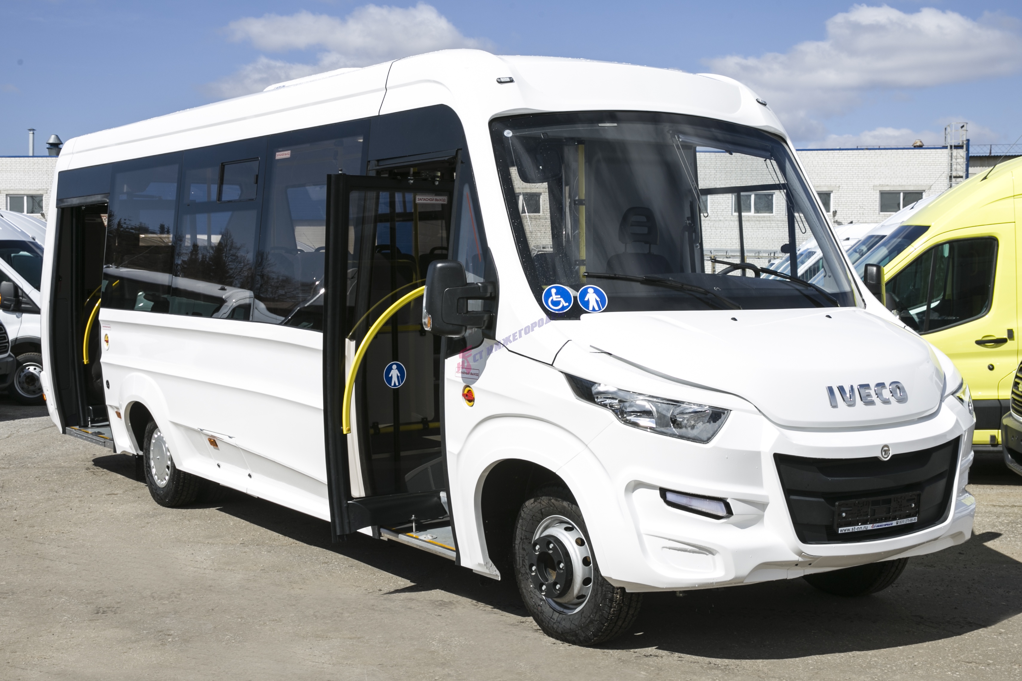 Грузовой автомобиль IVECO VSN 700 - Стекло лобовое (без полосы),

размер 2170*1190, № IVET0013, eurocode