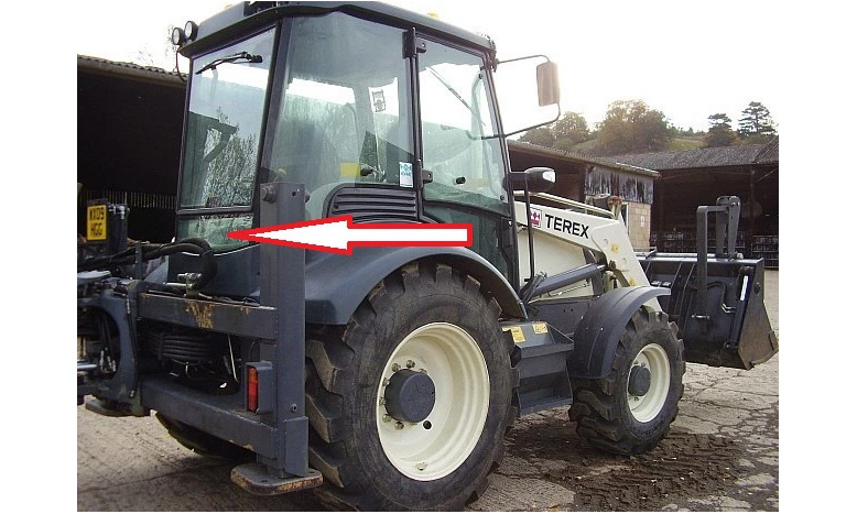 Экскаватор-погрузчик Terex 820/860 - Стекло кузовное заднее нижнее (закалённое). 
Номер в каталоге TEREX 6099909M1