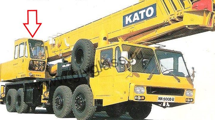 Автокран KATO NK-500 - Стекло верхнее кабины крановщика  (триплекс),

размер 764*580 мм