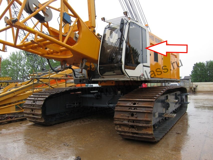 Гусеничный кран LIEBHERR HS 885 HD - Стекло кузовное левое  (закаленное), размер 420 мм * 1260 мм, 4 отверстия, фон серый