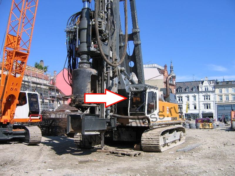 Буровая установка LIEBHERR LRB255 - Стекло кузовное правое возле стрелы (закаленное)

​