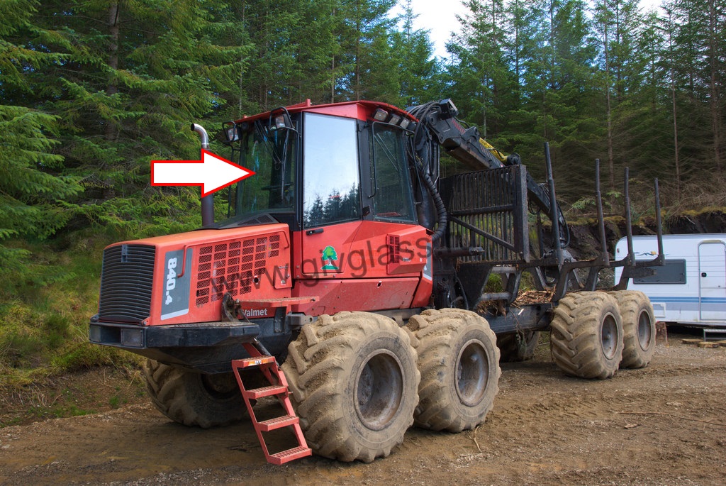 Лесовоз/Форвардер VALMET 840.4 - Стекло лобовое (триплекс), толщина 5,76 мм, размер 890 мм * 965 мм