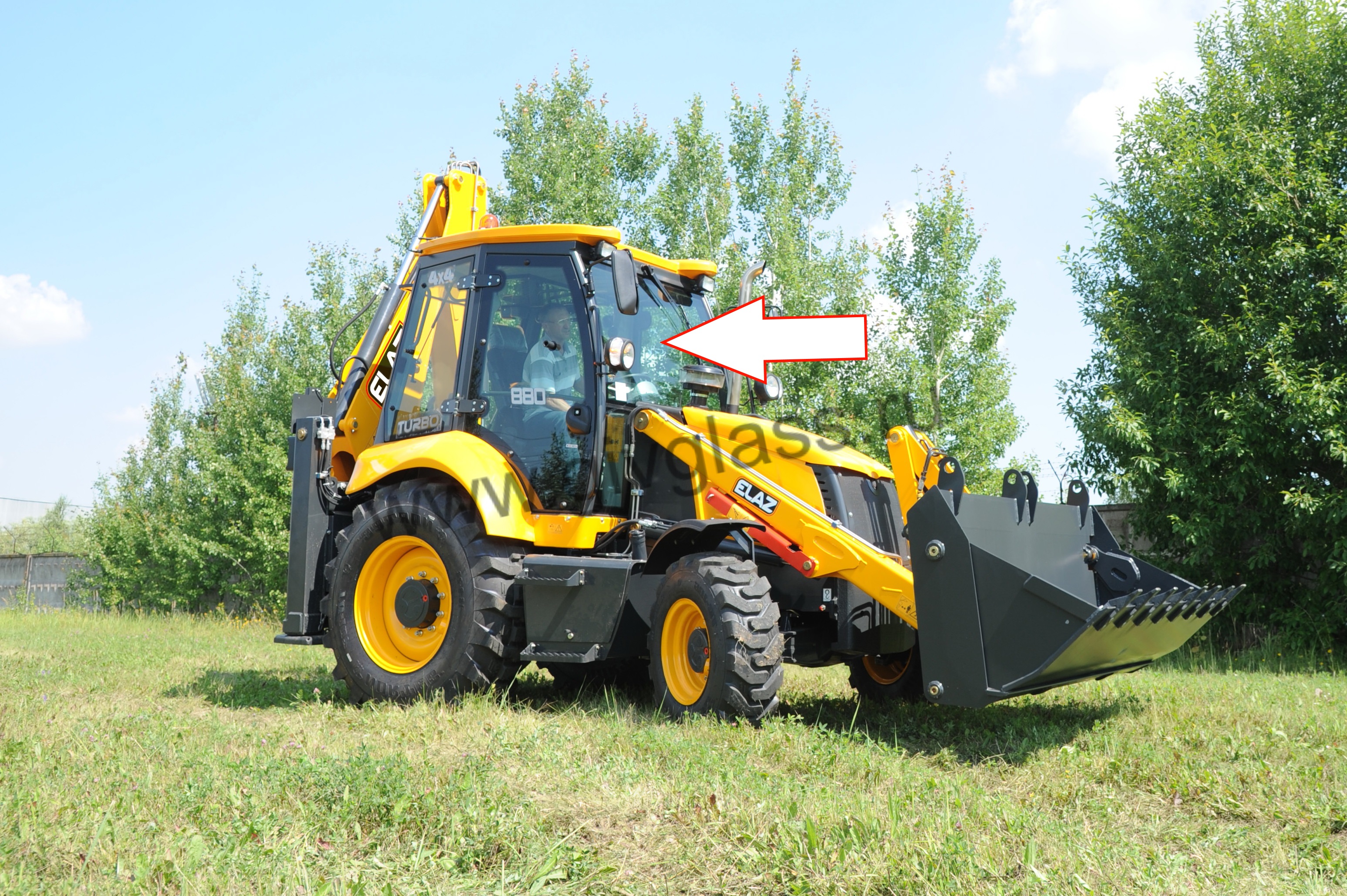 Экскаватор Elaz BL 880 / Tarsus 880 / Tarsus 880 plus - Стекло лобовое центральное (триплекс), толщина 6 мм, размер 1303 мм * 904 мм, № 204970241, зеленое