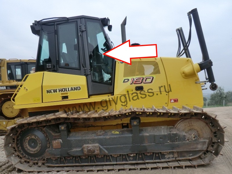 Бульдозер New Holland D180 - Cтекло дверное правое  (закаленное) 