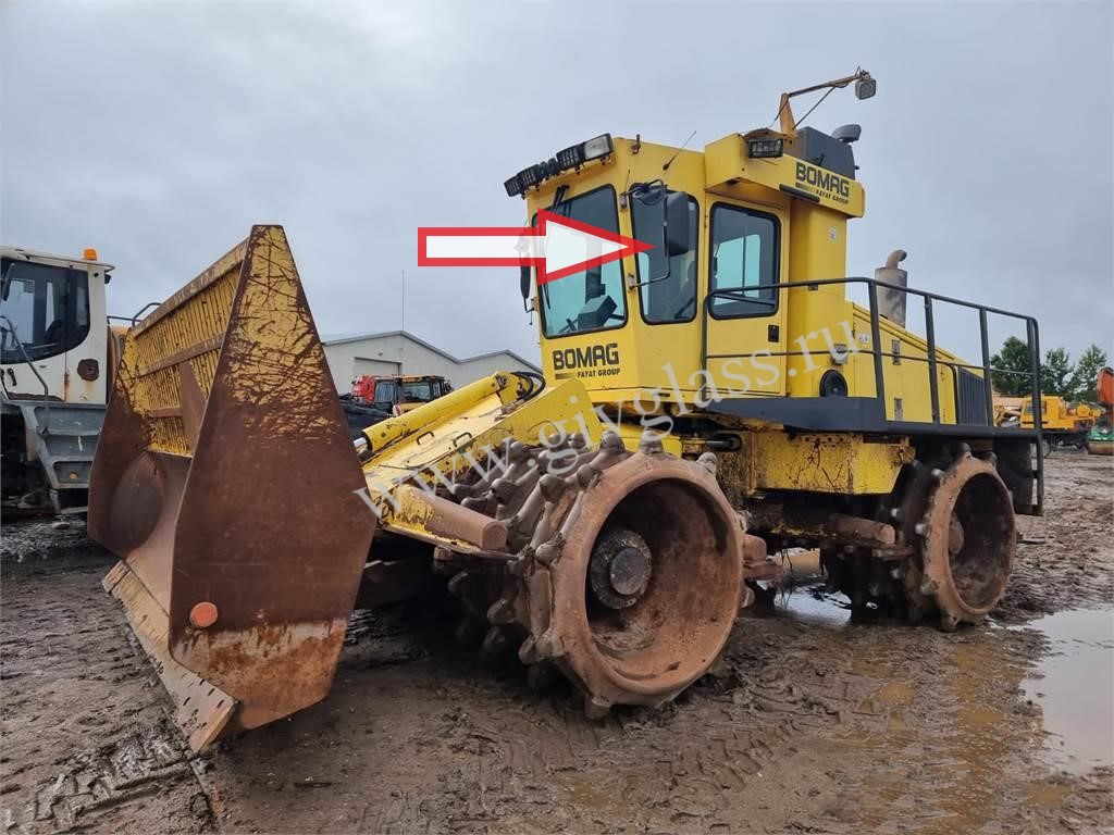 Уплотнитель мусора Bomag DC 722 RB - Стекло кузовное левое (закаленное)