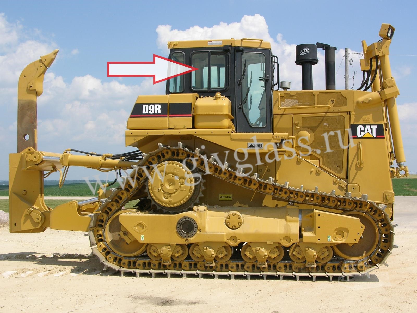 Бульдозер Caterpillar D9R/D10R/D11R - Стекло форточки ближе к заднему левая/правая (закаленное) цена за шт.