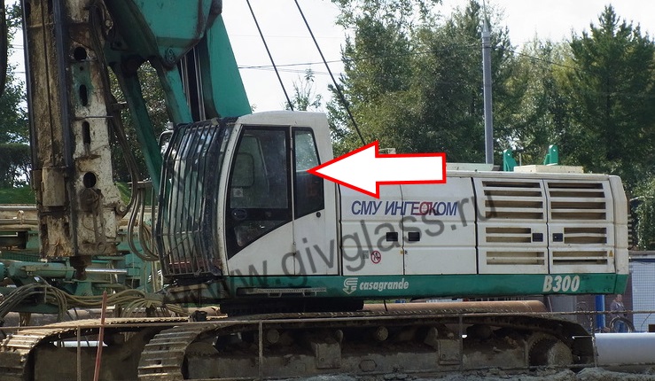 Буровая установка CASAGRANDE B300 - Стекло кузовное левое (триплекс), размер 1097 мм * 449 мм
​