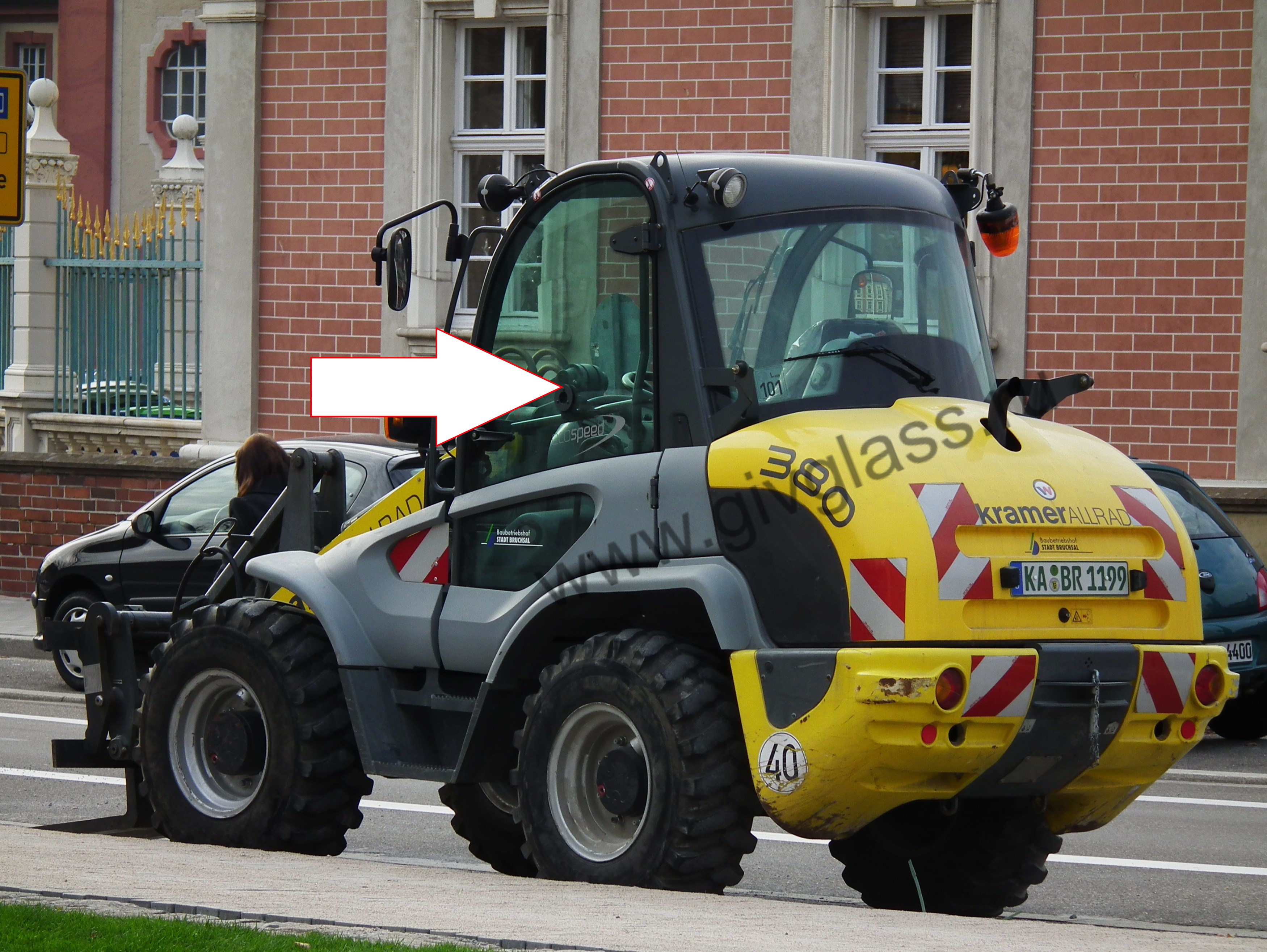 Фронтальный погрузчик Kramer Allrad 380-480 - Стекло дверное левое (закаленное),

размер 1500 мм * 1000 мм