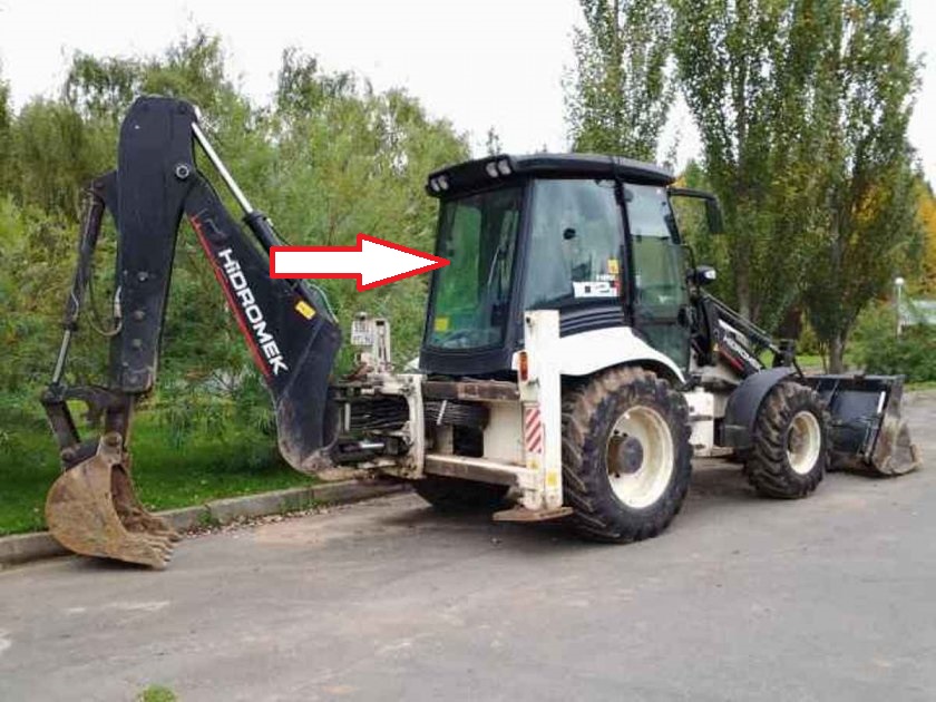 Экскаватор погрузчик HIDROMEK 102B - Стекло заднее (закаленное) 
2011-