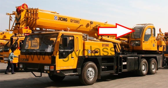 Автокран XCMG QY30K5 - Стекло лобовое кабины крановщика (триплекс),

размер 720 мм * 1920 мм