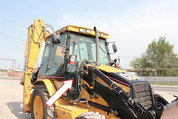 Экскаватор-погрузчик Caterpillar 428 D 97/432 D 97 - Стекло стекло лобовое нижнее правое (закаленное)