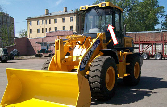 Фронтальный погрузчик Yutong 931 A/952 A - Стекло лобовое боковое левое  с отверстиями (закалённое)
