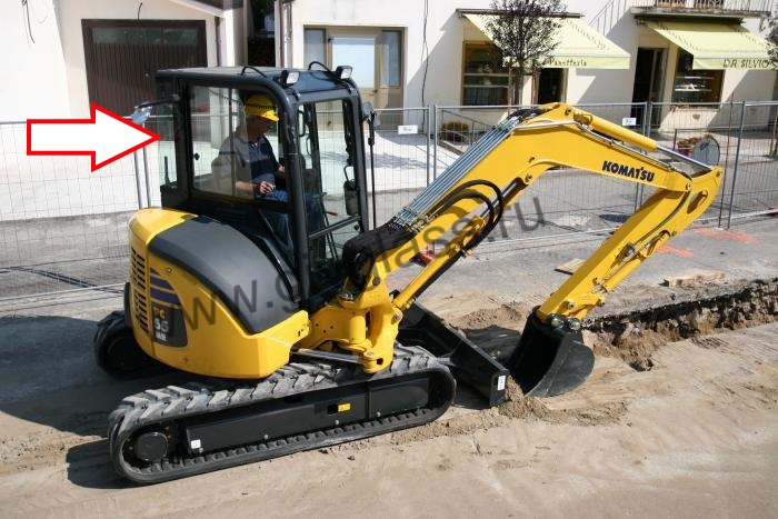Мини-экскаватор KOMATSU PC-55MR - Cтекло кузовное заднее правое 